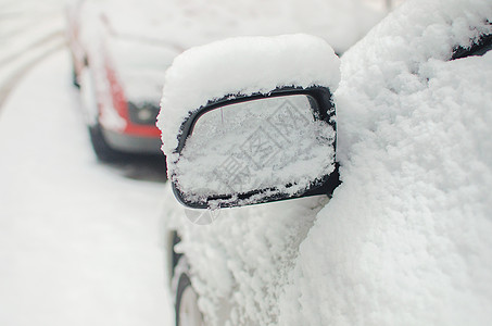 车被雪覆盖冬季满是雪的汽车镜子 白色雪覆盖了汽车侧面镜子车镜运输窗户城市天气安全季节危险交通暴风雪背景