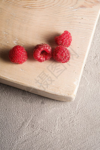 旧木制切割板上的草莓水果 健康成堆图片