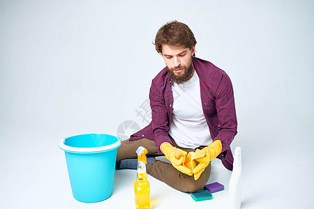 使用橡胶手套清洗内务服务专业人员男男子身戴橡胶手套刷子灰尘打扫卫生抹布房间丈夫清洁工桌子工作图片