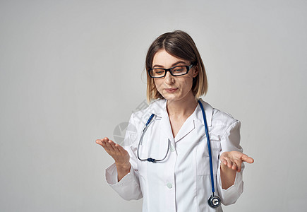 女护士穿着医疗礼服 手用轻背景照样空间穿着便服手指职业保健健康卫生手势药品女士外科医院图片