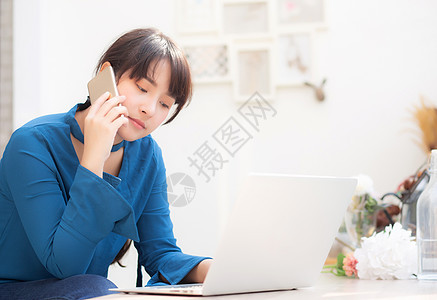 美丽的亚洲年轻商业女青年 兴奋和欣喜成功电话互联网员工电脑幸福惊喜女性享受商务工作图片