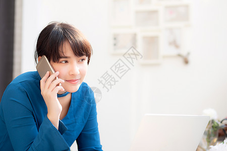 美丽的亚洲年轻商业女青年 兴奋和欣喜成功胜利职业员工电脑工作女士办公室幸福电话情感图片