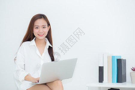 使用笔记本电脑在沙发上闲暇技术房子女士互联网成人女孩女性商业微笑自由职业者图片