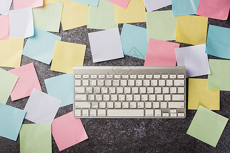 带有现代计算机键盘的空白纸贴笔记列表备忘录纸板办公室邮政木板卡片记忆桌子商业床单图片