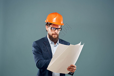 橙色彩色绘画中的情感男人 指导手工建筑工程的指令成人领班工程师快乐工人职业头盔微笑男性蓝色图片