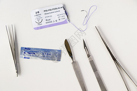 外科手术设备 手术刀 刀 针和缝线 工作室拍摄事故切口夹子钳子程序操作手套镊子接缝诊所图片