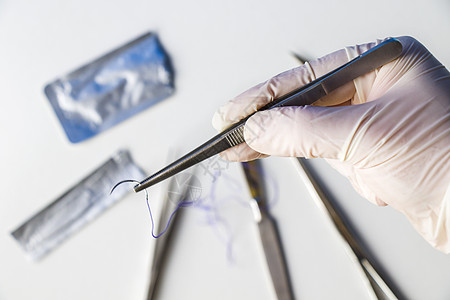 外科手术设备 手术刀 刀 针和缝合线 医生手持缝线诊所药品器材医院愈合钳子治疗事故切口镊子图片