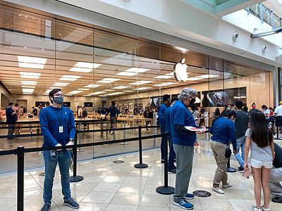 人们在苹果零售店排队等待着 观看和看店铺品牌购物中心手机酒吧电脑手表消费者零售技术图片