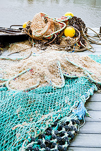 浮船上的蓝鱼网 绳索和浮浮体覆盖塞子陷阱软木渔业渔民渔夫港口渔船工具海洋图片