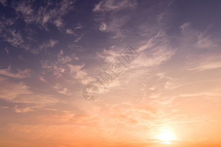 日落的太阳照耀着多彩的橙色潮云 与夜晚的夕阳天空相望金子阳光天堂天际气氛日出场景粉色水平天气图片