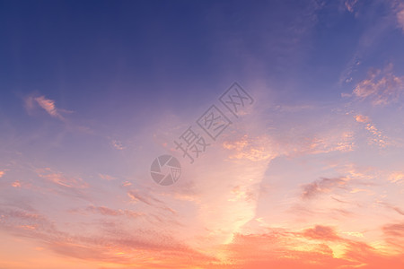 日落的太阳照耀着多彩的橙色潮云 与夜晚的夕阳天空相望紫色水平气氛戏剧性金子粉色天际场景橙子天气图片