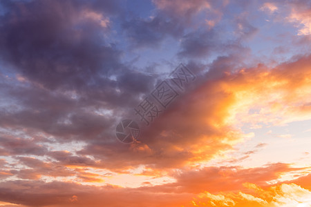 日落的太阳照耀着多彩的橙色潮云 与夜晚的夕阳天空相望水平戏剧性气氛天堂阳光粉色金子天气场景橙子图片