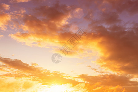 日落的太阳照耀着多彩的橙色潮云 与夜晚的夕阳天空相望天气戏剧性橙子气氛水平日出紫色金子粉色阳光图片