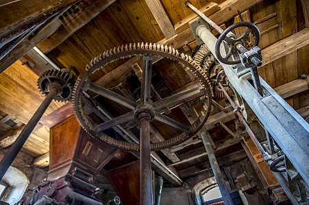 工业齿轮传统古老的风车机机械装置Hollland风车力量工程天空遗产古董牙齿技术车轮木头地标背景