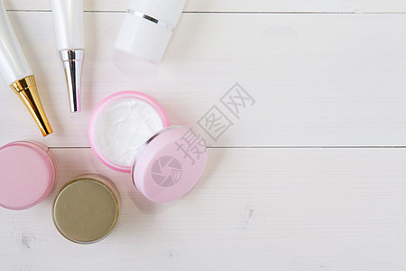 白木桌上的美容和皮肤护肤产品治疗清洁木头作品热带温泉健康测试化妆品管子图片