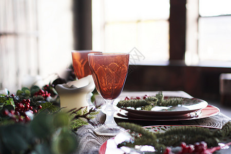 圣诞新年晚宴装饰风格花环宴会环境菜盘玻璃庆典云杉餐厅季节图片