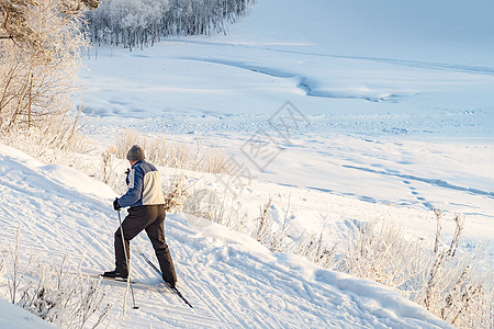 滑雪人向上移动 从俄罗斯西伯利亚上空看运动员旅游登山远足雪崩橙子滑雪者天空冰川旅行图片