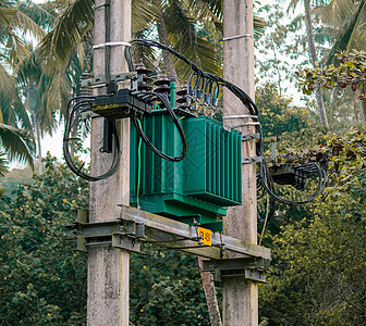 斯里兰卡街上绿色高压变压器的绿色变压器图片