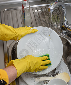 戴手套的女人洗盘子 只有她的手女佣洗涤剂家庭家务女性清洁工女士肥皂海绵房子图片