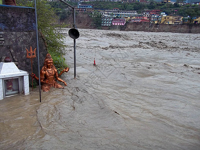 喜马拉雅海啸或印度恒河流域的洪水救援风暴情况损害天气旅行建筑保险环境风险图片