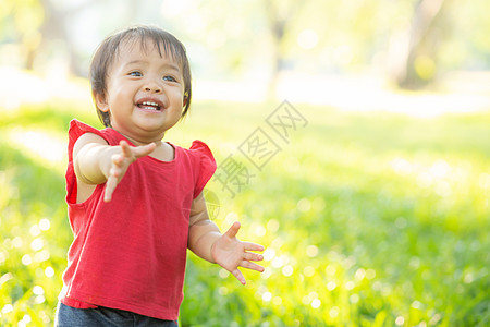 可爱的亚洲小女孩和孩子快乐的肖像面孔孩子们季节享受微笑森林小路乐趣花园女孩幸福图片