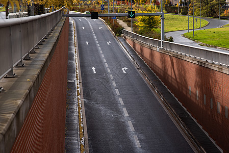 一个空的高速公路从城内的隧道出口图片