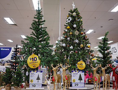 购物中心商店售卖的圣诞装饰品图片