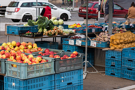 开放市场上的丰富多彩水果和蔬菜食物饮食植物群坚果叶子生态橘子热带植物衬套图片