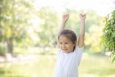 美丽的年轻的年幼儿童在公园中微笑和欢乐地玩耍乐趣幸福运动花园姐姐女孩太阳快乐童年喜悦图片