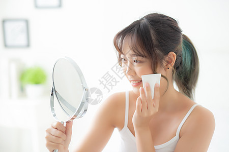 美丽的肖像 年轻的年轻亚洲女人微笑和快乐与皮车卫生镜子皮肤控油化妆品控制欢呼印迹女士床单图片