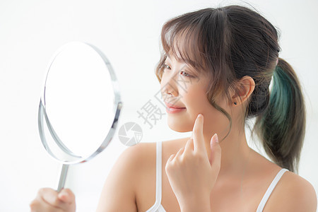 美丽美丽的年轻年轻的亚洲女人 快乐的笑容和眼神治疗镜子女士皮肤卫生女孩化妆品身体房间成人图片