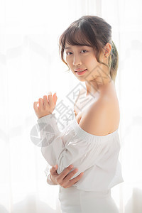 美丽的肖像年轻亚洲女人化妆的化妆品 亚洲 gi微笑房间眼睛青少年护理美容身体治疗保健卫生图片