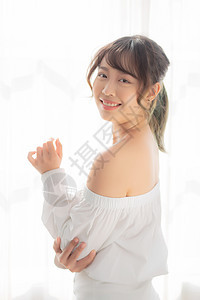 美丽的肖像年轻亚洲女人化妆的化妆品 亚洲 gi脸颊手势手术福利美容护理治疗微笑青少年皮肤图片