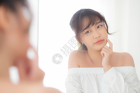 美丽美丽的年轻年轻的亚洲女人 快乐的笑容和眼神房间女孩成人卫生女士化妆品身体护理客厅治疗图片