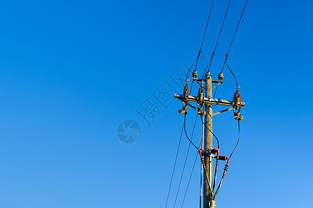 电力天际线和木柱上的连接 反对蓝天的木电柱 电力线和电线与蓝天工程技术木头变压器活力天空电压力量危险电缆图片