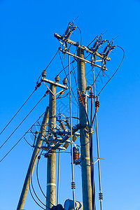 电力天际线和木柱上的连接 反对蓝天的木电柱 电力线和电线与蓝天蓝色天空线条活力木头网络电气工程邮政力量图片