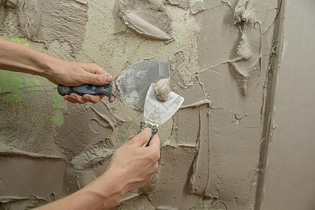 工人用石膏在墙上加块瓦片 并施用水泥米体力劳动者房子承包商砂浆解决方案建筑工人职场家庭作业劳动构造图片