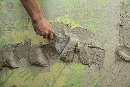 工人用石膏在墙上加块瓦片 并施用水泥米构造建造体力劳动者故障劳动泥水匠专家建筑工人家庭作业领班图片