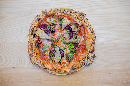 木桌上厚厚的素食披萨饮食午餐植物营养蔬菜内饰烹饪玻璃餐厅盘子图片
