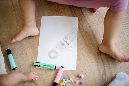 一张纸页 文字标记和棉球 与一个小女孩的腿一起枕头棉布童年学习幼儿园幸福婴儿蝴蝶女孩创造力图片