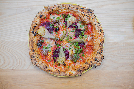 木桌上厚厚的素食披萨烹饪服务营养蔬菜盘子午餐玻璃餐厅饮食食物图片