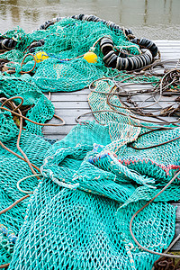 浮船上的蓝鱼网 绳索和浮浮体覆盖工具渔业浮桥渔民海洋渔船渔夫软木塞子港口图片