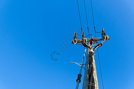 电力天际线和木柱上的连接 反对蓝天的木电柱 电力线和电线与蓝天邮政蓝色电缆力量公用事业金属天空变压器危险网络图片