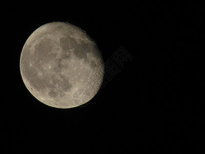 月亮在黑夜的天空上特写 通过电视摄影机拍摄行星亮度陨石背景天文学天文月光月球满月科学图片