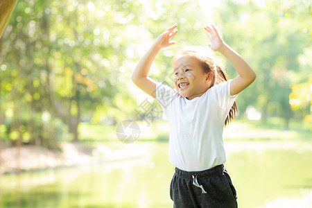 美丽的年轻的年幼儿童在公园中微笑和欢乐地玩耍童年幸福运动女孩喜悦太阳姐姐游戏活动花园图片