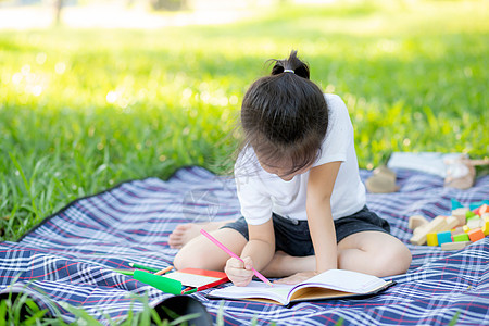 年轻的亚洲小女孩在公园读和写书 在公园里孩子们男性女儿教育学校笔记本学习微笑童年女孩图片