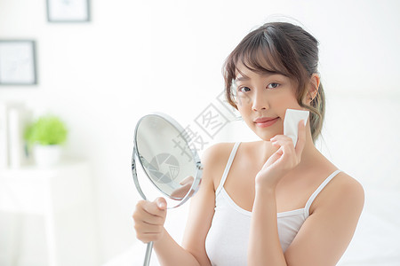 美丽的肖像 年轻的年轻亚洲女人微笑和快乐与皮车化妆品卫生女孩房间欢呼控油治疗镜子控制喜悦图片