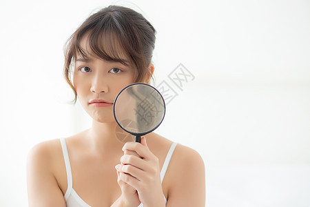 美丽的年青年轻女性 皮肤放大的皮肤 一个问题保健玻璃卫生青春痘女士女孩房间化妆品镜片镜子图片