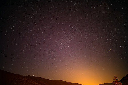 夜空中星空在蒂罗兰阿尔卑斯山 月亮升起乳白色蓝色宇宙火花摄影彗星陨石天文学流星雨星光图片