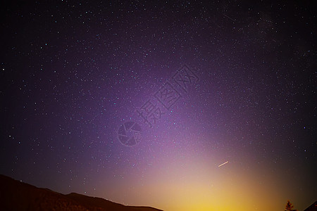 夜空中星空在蒂罗兰阿尔卑斯山 月亮升起摄影乳白色天空星云科学星光蓝色火花彗星紫色图片